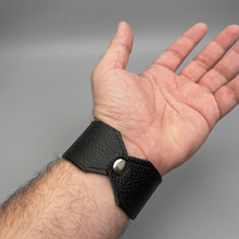 Load image into Gallery viewer, Leather wristband with NFC chip
